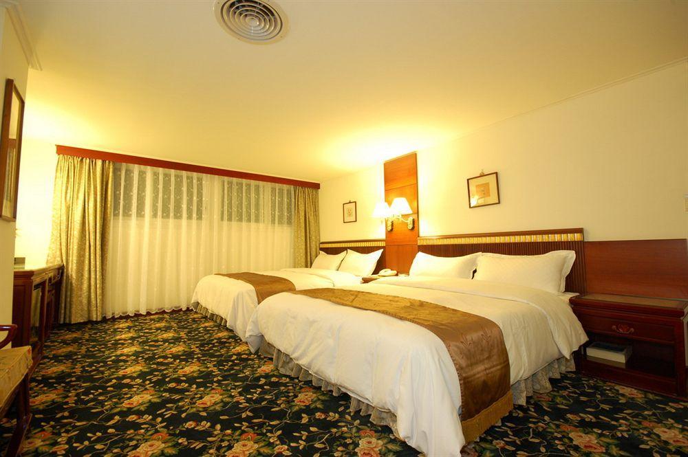Kiwi Hotel Mrt Wenxin Branch Taichung Luaran gambar