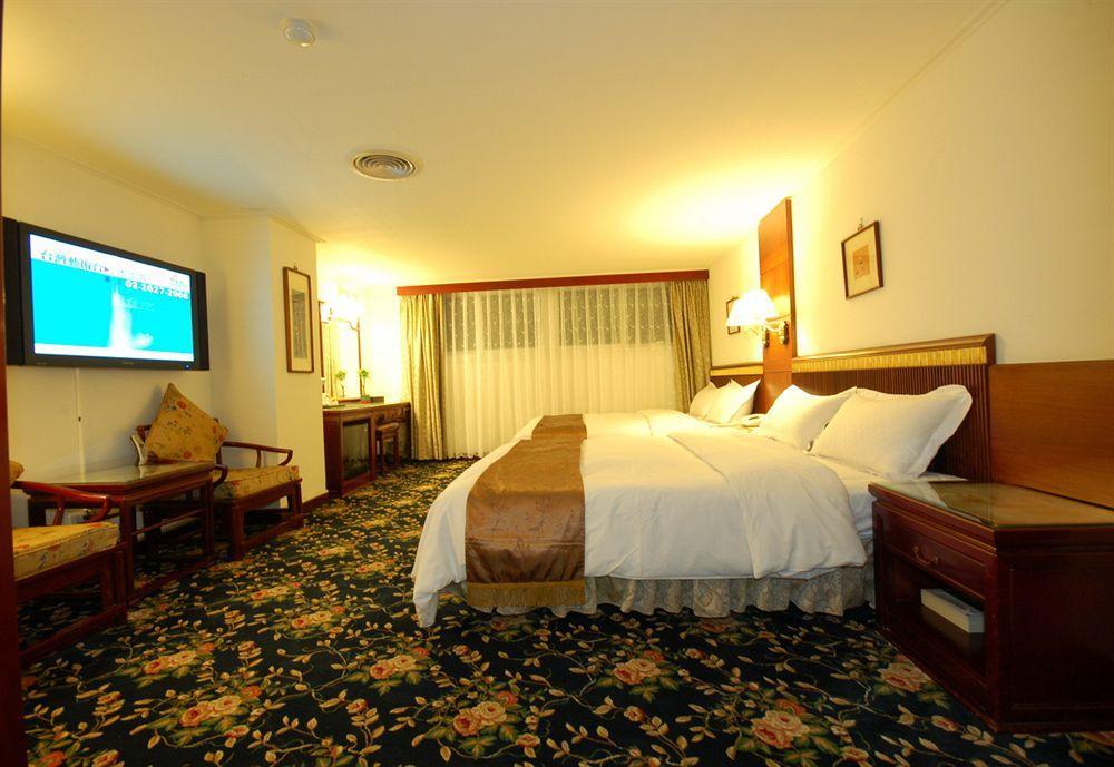 Kiwi Hotel Mrt Wenxin Branch Taichung Luaran gambar