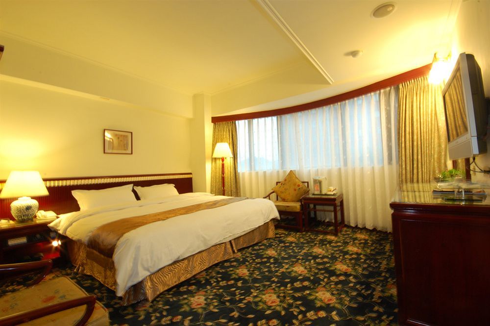 Kiwi Hotel Mrt Wenxin Branch Taichung Luaran gambar