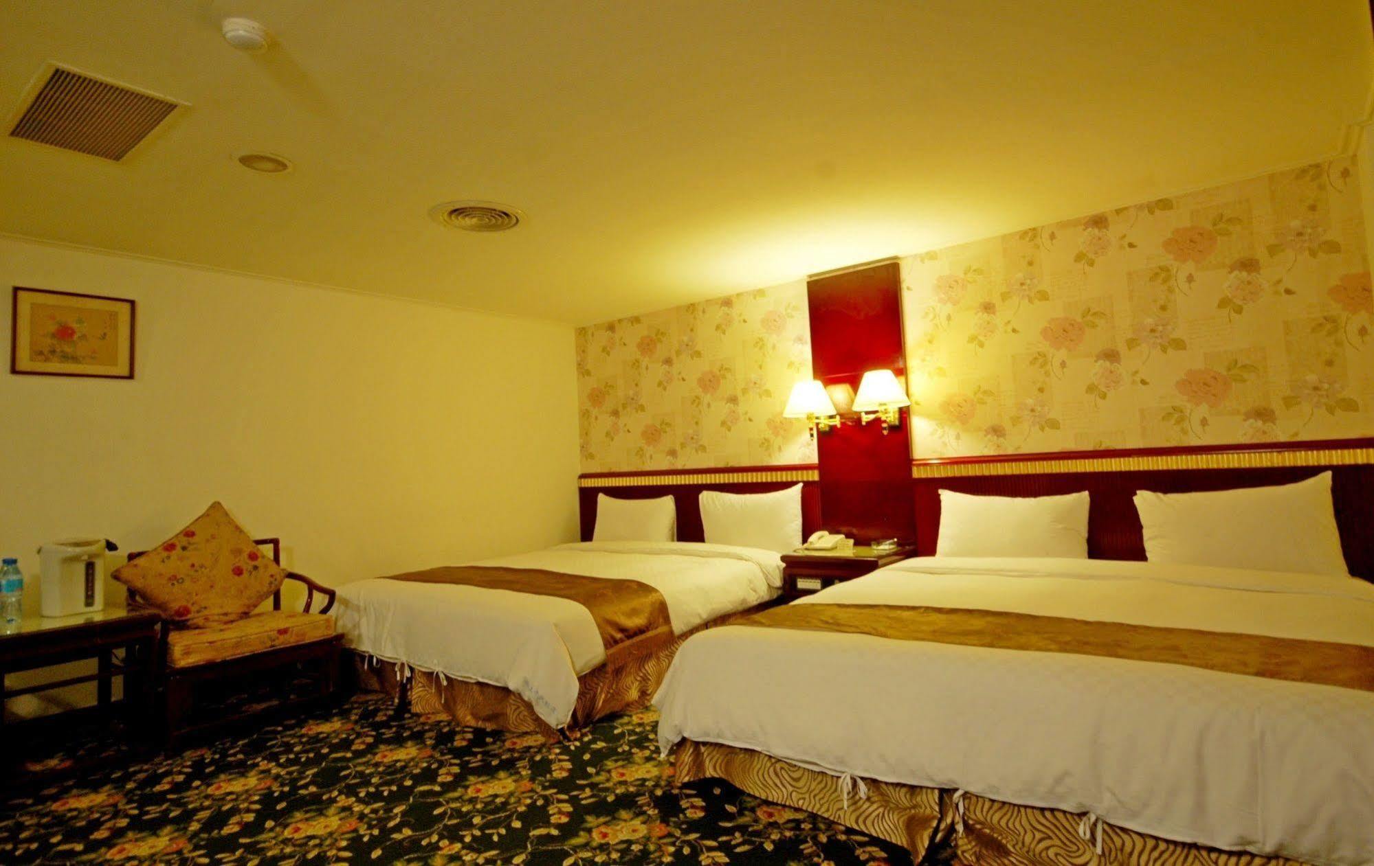 Kiwi Hotel Mrt Wenxin Branch Taichung Luaran gambar