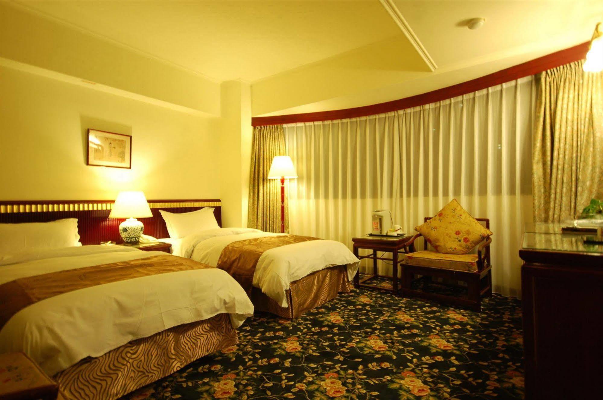 Kiwi Hotel Mrt Wenxin Branch Taichung Luaran gambar
