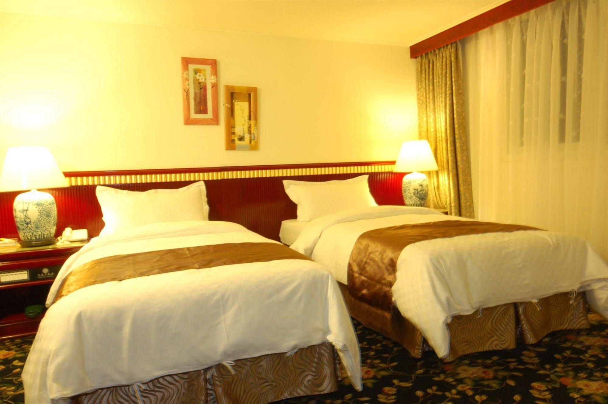 Kiwi Hotel Mrt Wenxin Branch Taichung Luaran gambar